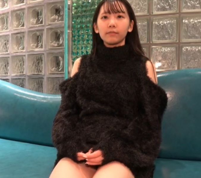 【极品❤️推荐】超爆极品女神『香港美少女』玩偶姐姐新作-公共场合的性爱楼梯啪啪 中途来人被打断